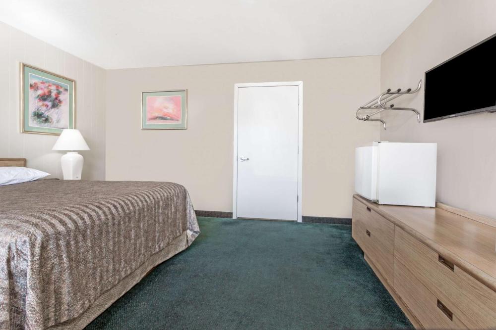 King Room - Non-Smoking interior